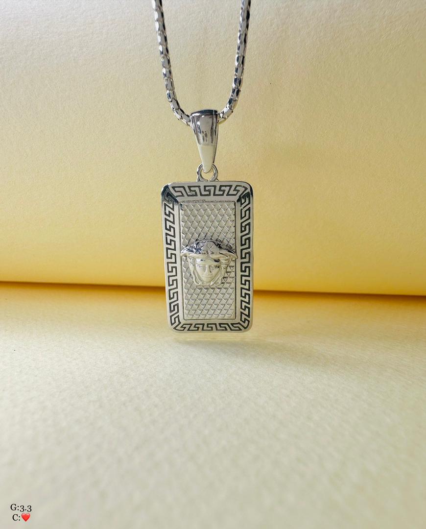 پلاک نقره زنانه طرح ورساچه | شیک و مدرن