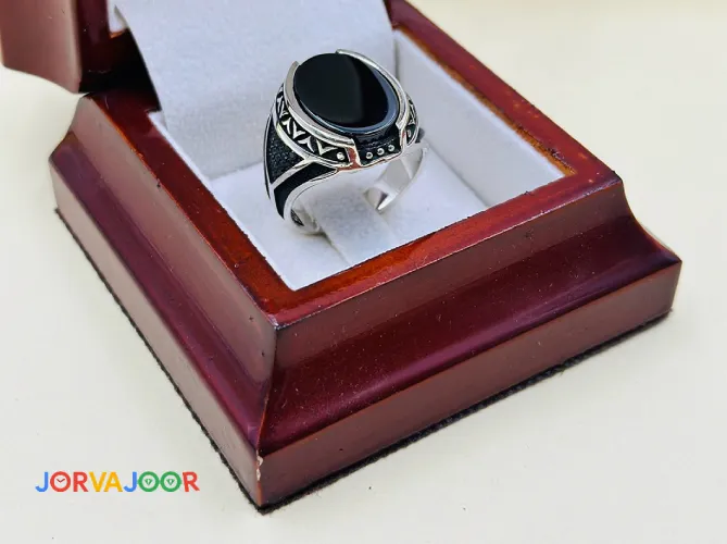انگشتر نقره با نگین عقیق مشکی